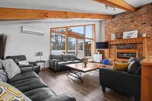 Smart TV, fireplace
