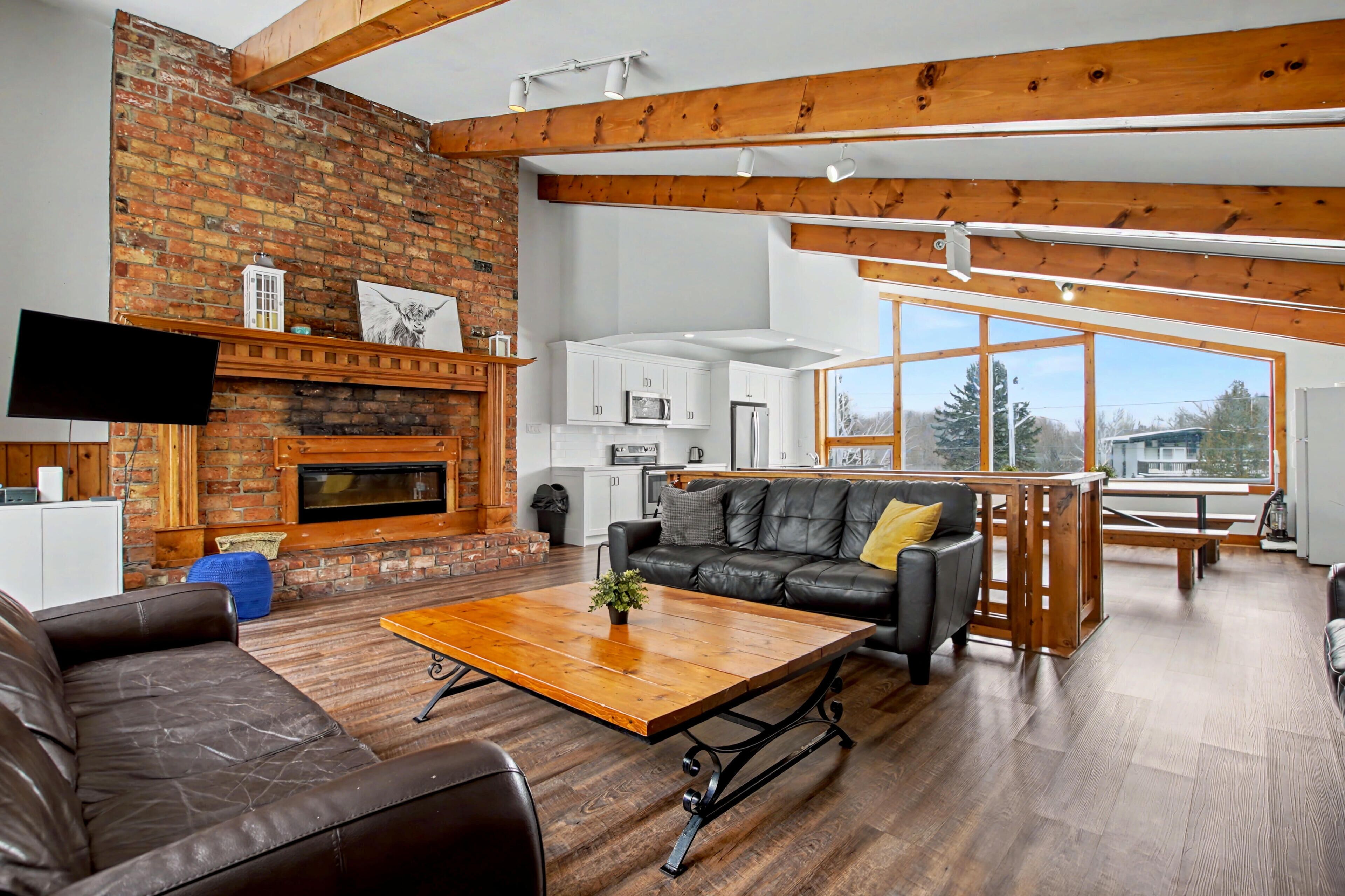 Smart TV, fireplace