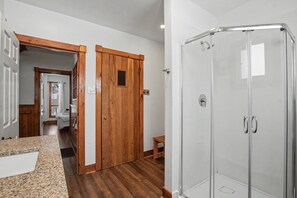 Combined shower/tub, towels, toilet paper