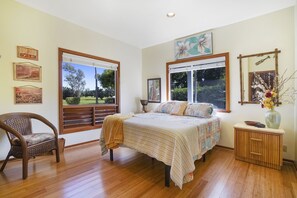 5 bedrooms, desk, iron/ironing board, free WiFi - Waterfalls, Rainbows, Hot Tub, Golf, Tennis, Pool, Walk to Beach, Volleyball Crt (Princeville)
