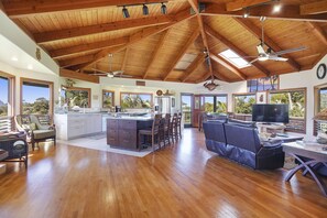 Smart TV, books - Waterfalls, Rainbows, Hot Tub, Golf, Tennis, Pool, Walk to Beach, Volleyball Crt (Princeville)