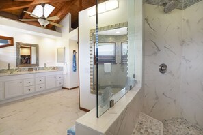 Combined shower/bathtub, hair dryer, towels, soap - Waterfalls, Rainbows, Hot Tub, Golf, Tennis, Pool, Walk to Beach, Volleyball Crt (Princeville)