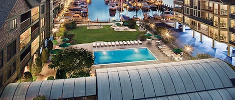 Una piscina techada, una piscina climatizada