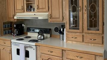 Een koelkast, een magnetron, een oven, een kookplaat