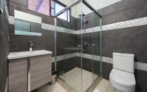 Doccia, asciugacapelli, asciugamani, sapone