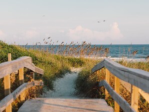 On the beach - Oceanfront Dream Vacation! 11th Floor-What a View!! + Beach Locker-Book Early! (Myrtle Beach)