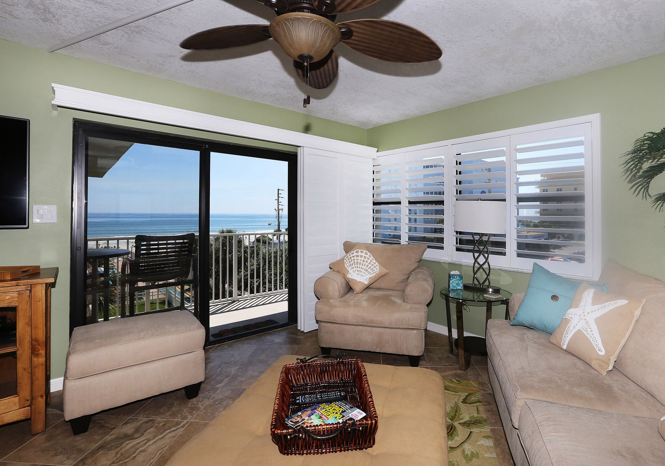 Smart-TV, DVD-spiller, filmbibliotek og stereoanlegg