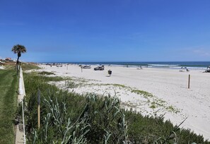 På stranden