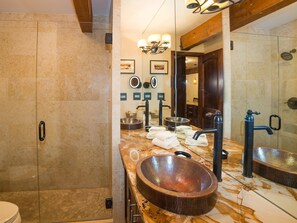 Dusche, Haartrockner, Handtücher