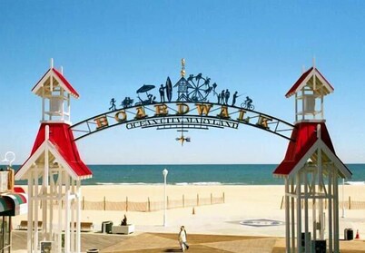 ON TOP FLOOR OF MARRIOTT - Luxury Boardwalk/Beach 1400 sq ft + Hotel amenities