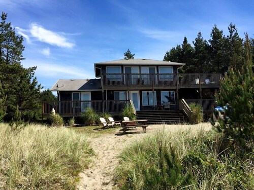 Buy 2 get 3rd night FREE Nov 2025- March 2026 Oceanfront Home With Beach Access!