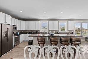 Køleskab, mikrobølgeovn, ovn, kogeplade