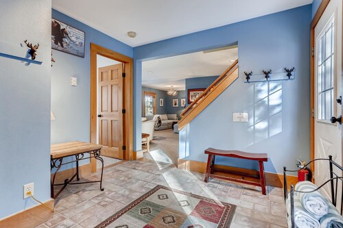Ski-In! Peak 8! Elegant 5BR Chalet with Hot Tub in private yard under the stars!