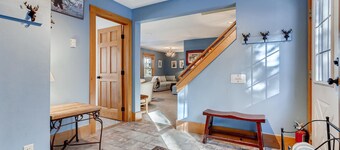 ** ¡Esquí hasta este fantástico Chalet 5BR SKI-IN en Peak 8, junto a las pistas! **