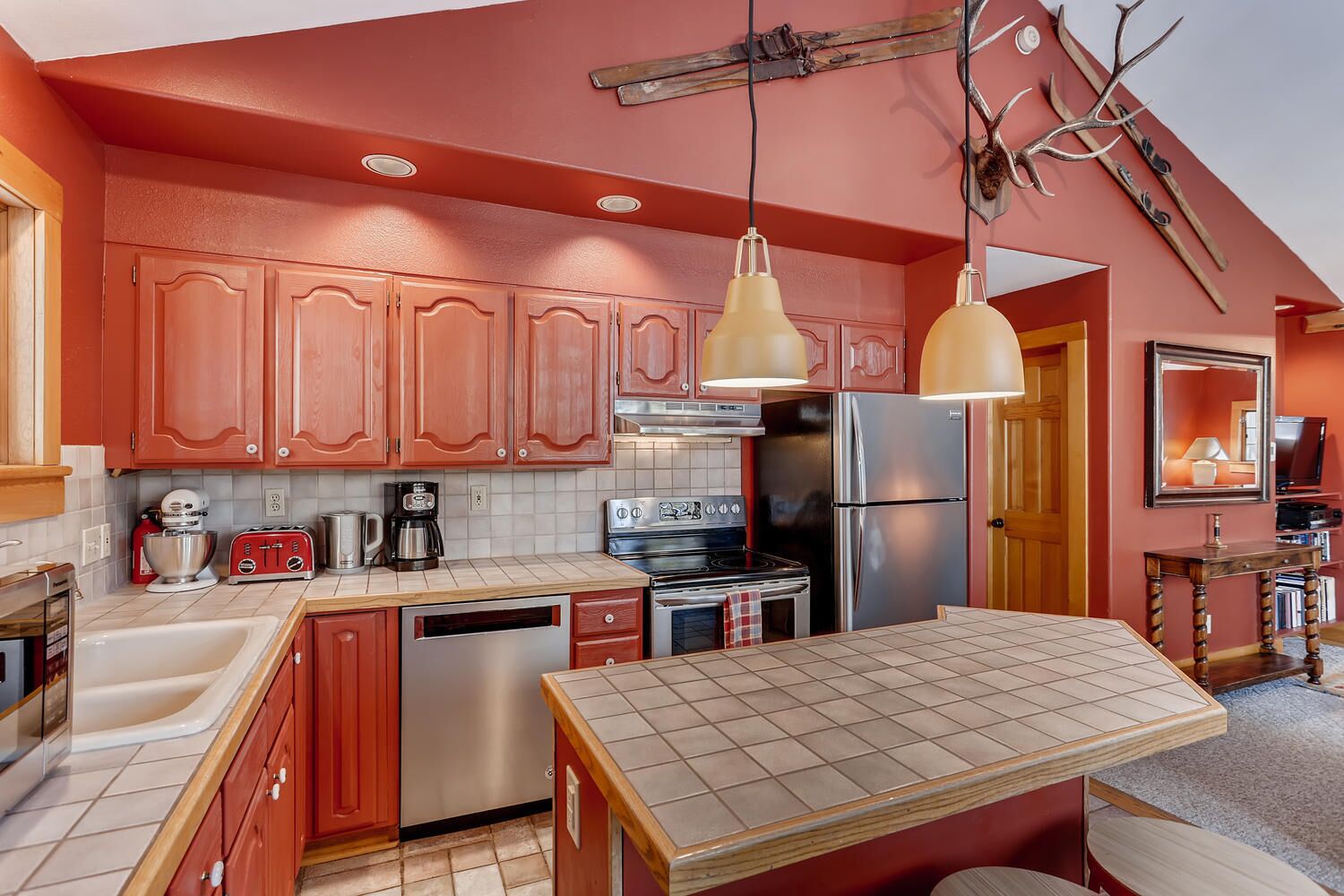 冷蔵庫、電子レンジ、オーブン、コンロ