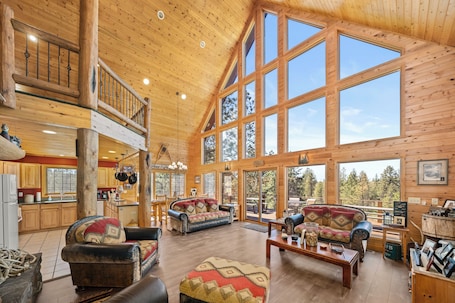 Smart TV, fireplace, DVD player, books. Tranquil Country Lodge Getaway with Hot Tub! Privacy & Serenity Abound...
