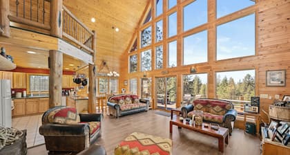 Tranquil Country Lodge Getaway with Hot Tub! Privacy & Serenity Abound...