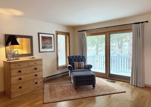 Smart-TV, Kamin, DVD-Player, Bücher