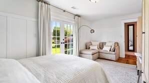 4 bedrooms, desk, iron/ironing board, travel crib