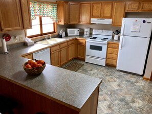 Kjøleskap, mikrobølgeovn, kokeplater og oppvaskmaskin