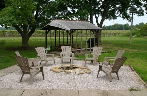 In the heart of the Ohio Wine Country! 10 minutes to Lake Erie!