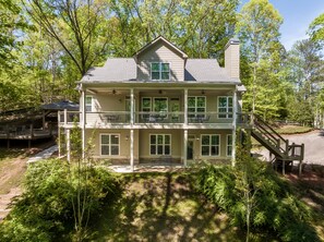 Exterior - Fabulous cove and location! Spacious 5 BR/4.5 BA, Outdoor Kitchen & Fire Pit (Gainesville)