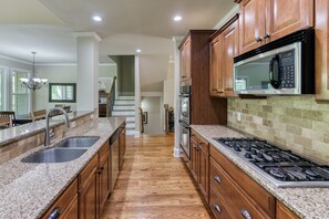 Fridge, microwave, oven, stovetop - Fabulous cove and location! Spacious 5 BR/4.5 BA, Outdoor Kitchen & Fire Pit (Gainesville)