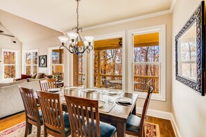 Dining - Fabulous cove and location! Spacious 5 BR/4.5 BA, Outdoor Kitchen & Fire Pit (Gainesville)