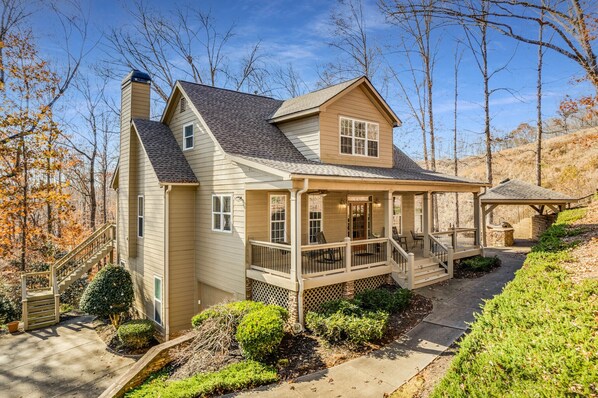 Exterior - Fabulous cove and location! Spacious 5 BR/4.5 BA, Outdoor Kitchen & Fire Pit (Gainesville)