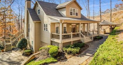 Kaunis 5 BR / 4. 5 BA-järven kotia, jossa ulkokeittiö ja kivipoltin