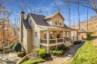 Fabulous cove and location! Spacious 5 BR/4.5 BA, Outdoor Kitchen & Fire Pit