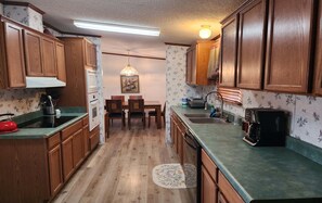 Wasserkocher mit Kaffee-/Teezubehör, Kühlschrank, Mikrowelle, Ofen