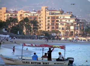 En la playa, camastros y toallas de playa 