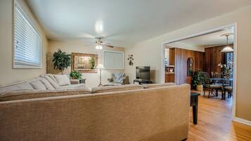 Een smart-tv en een dvd-speler