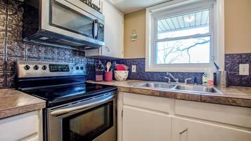 Een koelkast, een magnetron, een oven, een kookplaat