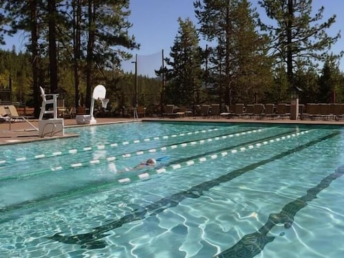 Modern Comfort at its best in Tahoe Donner