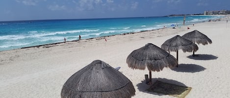 Vlak bij het strand, ligstoelen aan het strand, strandlakens