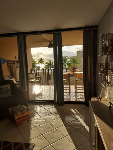 Gorgeous Sunsets from Your Balcony in Moon Bay/Walk to nearby restaurants