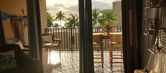 Gorgeous Sunsets from Your Balcony in Moon Bay/Walk to nearby restaurants