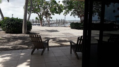 Gorgeous Sunsets from Your Balcony in Moon Bay/Walk to nearby restaurants