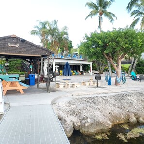 Outdoor dining - Gorgeous Sunsets from Your Balcony in Moon Bay/Walk to nearby restaurants (Key Largo)