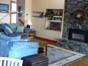 Smart TV, fireplace, DVD player, books - Puget Sound Waterfront Home. Incredible 220 deg. view of Cascade Mts, Mt. Baker. (Port Ludlow)