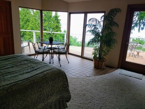 4 chambres, bureau, fer et planche à repasser, lit parapluie