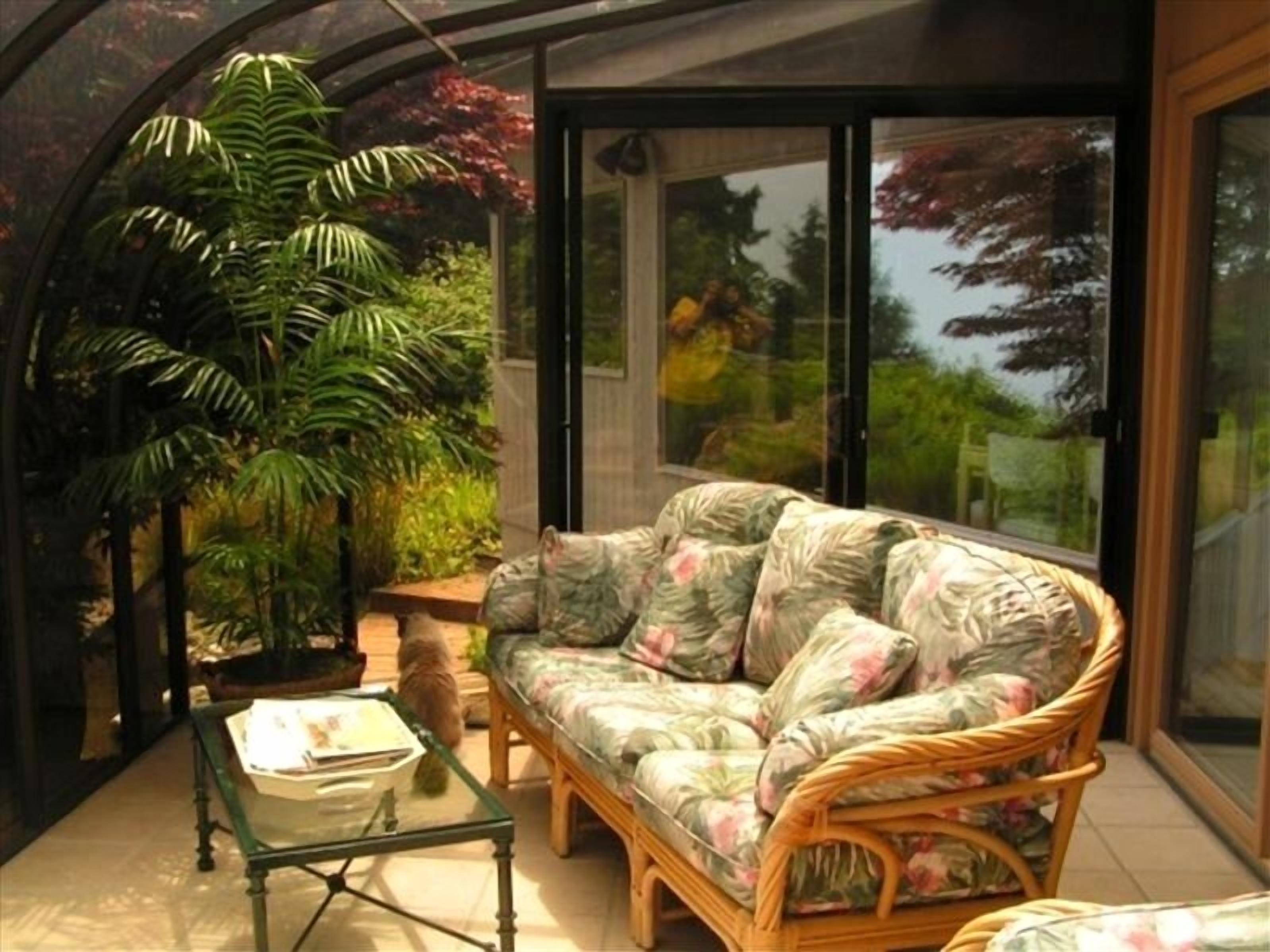 Smart-tv, pejs, dvd-afspiller, bøger