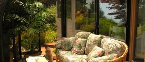 Smart-tv, pejs, dvd-afspiller, bøger