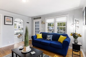 Smart TV, books -  Charming 3/2 Bungalow: Bay Views & access, Minutes to town Tart tail, Beaches (Traverse City)