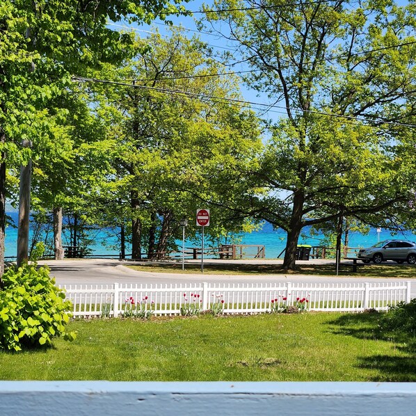 Enjoy a serene lakeside retreat with a bench and picnic table, perfect for relaxation.