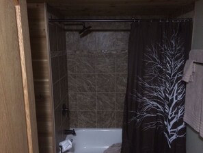 Combined shower/tub, hair dryer, towels - Secluded, Log Rental Cabin, Private Hot Tub,on Southern Illinois Wine Trail (Buncombe)