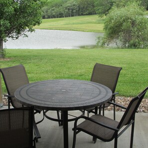 Outdoor dining - Secluded, Log Rental Cabin, Private Hot Tub,on Southern Illinois Wine Trail (Buncombe)