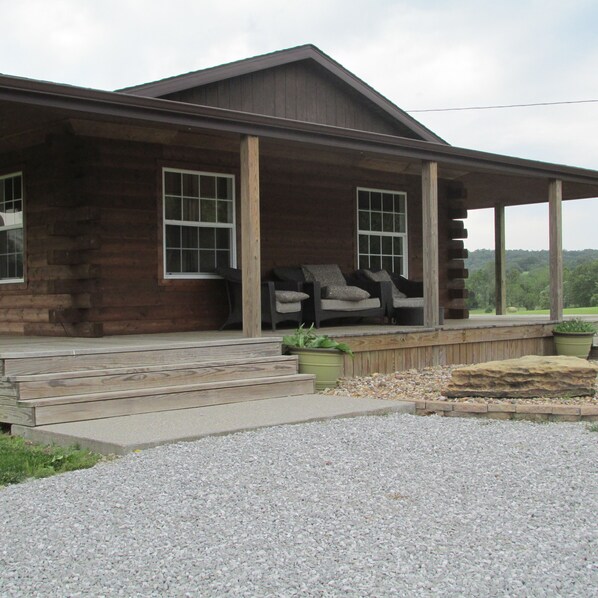 Terrace/patio - Secluded, Log Rental Cabin, Private Hot Tub,on Southern Illinois Wine Trail (Buncombe)